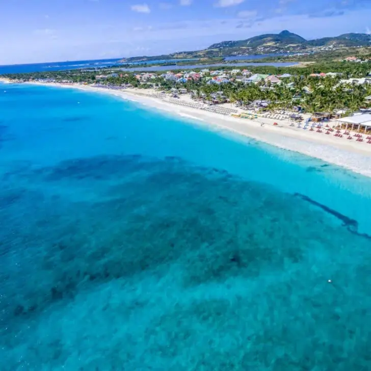 Vue aérienne de la plage d'Orient Bay et de son lagon turquoise, Saint-Martin