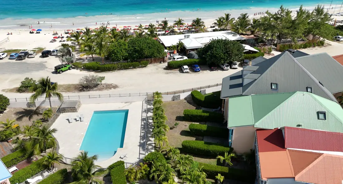 La résidence SALT, sa piscine et la plage d'Orient Bay vues du ciel